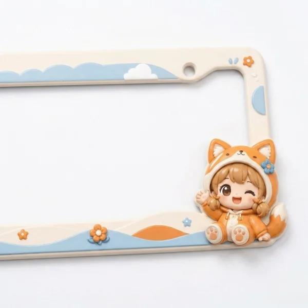 Vista ravvicinata della cornice portatarga PC adesivo locale personaggio Chibi Kawaii pastello crema