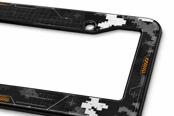 Vista en primer plano del Marco de Matrícula Digital Camo Táctico Grid Techwear con Acento Naranja