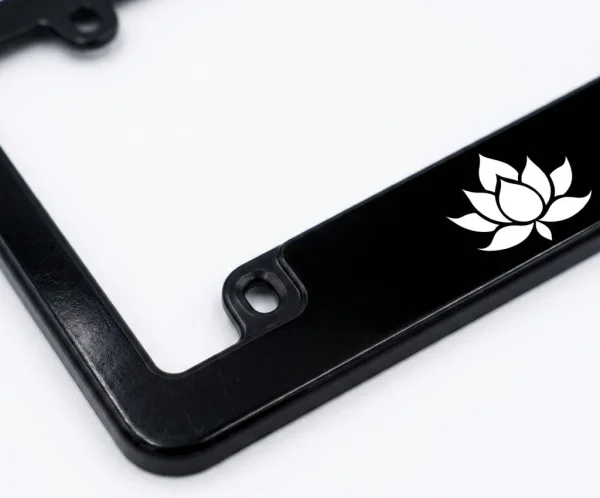 Primer plano del marco para patrícula de loto blanco estilo zen minimalista negro mate