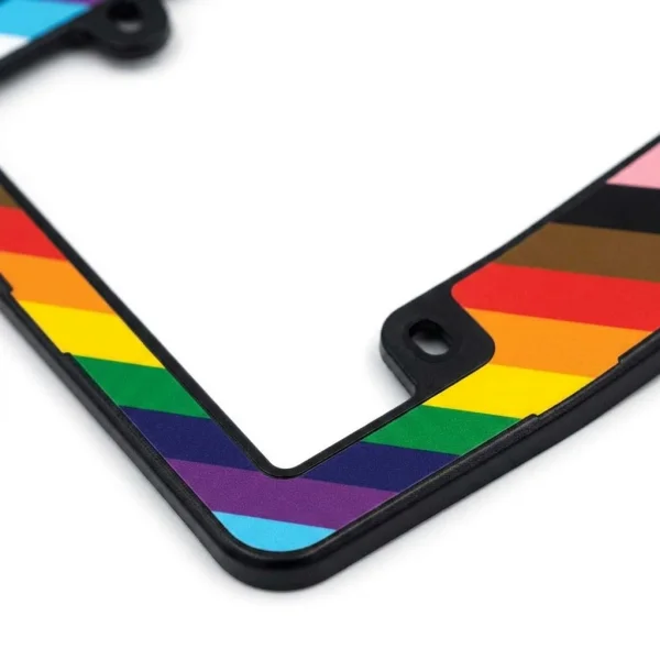 Cận cảnh Khung Biển Số Xe Ô Tô Sọc Kẹo Cầu Vồng Progress Pride