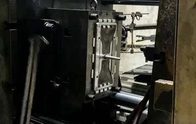 Литье под высоким давлением: Как мы отливаем премиальные 3D-рамки номерного знака из металла